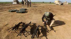 Syrische Soldaten testen US-amerikanische Waffen