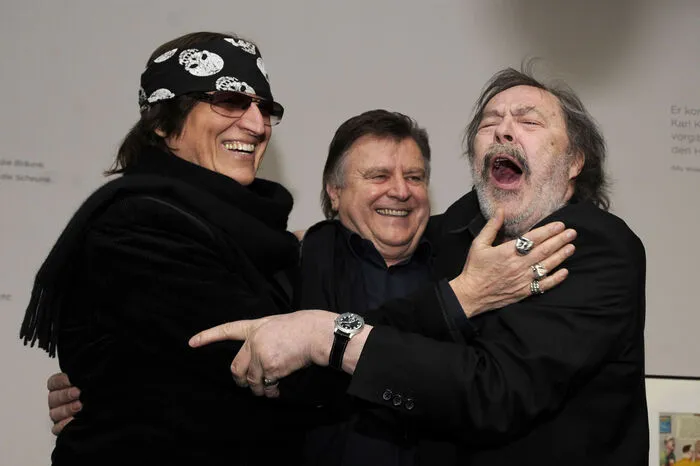 ... Maler Gottfried Helnwein, Kabarettist Lukas Resetarits und Maler und Cartoonist Manfred Deix 2014, anlässlich eines Festes zu Ehren des 65. Geburtstages von Deix im Karikaturmuseum Krems ...