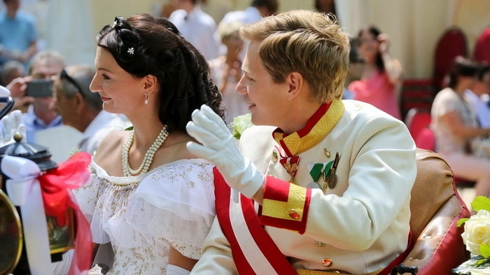 Vor tausenden Zusehern zog das Kaiserpaar, sehr authentisch von Sonja und Rene Hirschmugl verkörpert, mit einem großen Gefolge von 24 kostümierten und uniformierten Gruppen in den festlichen Kurpark ein.