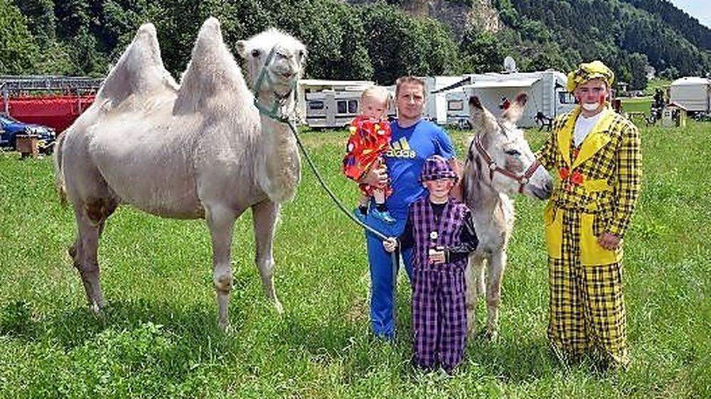 Zirkusdirektor Benjamin Spindler, die Clowns Lee, Minimi und Banane sowie Kamel und Esel hoffen noch auf Auftritte in Treffen