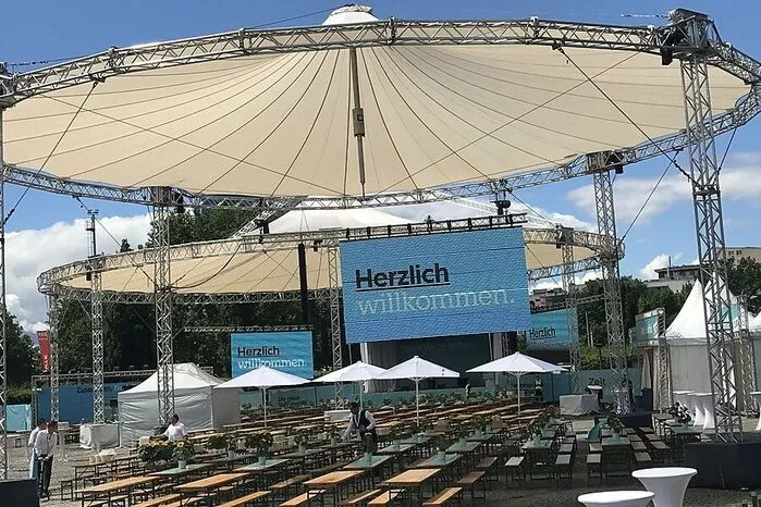 An die biblische Brotvermehrung erinnert das "Fest der 5.000", zu dem die ÖVP nach der Kurz-Inthronisierung lädt. Uner zwei riesigen Zeltdächern sollen die Menschen Schatten - und allenfalls auch Schutz vor Regen - finden.