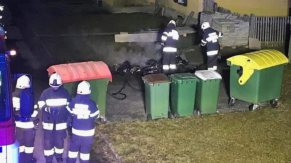 Die FF Köflach musste am Dienstag gegen 21.55 Uhr zu einem Müllcontainerbrand ausrücken