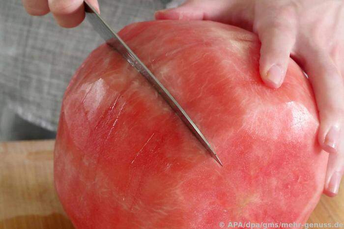 Melone vertikal in gleichmäßigen Bahnen etwa 3 cm tief einschneiden