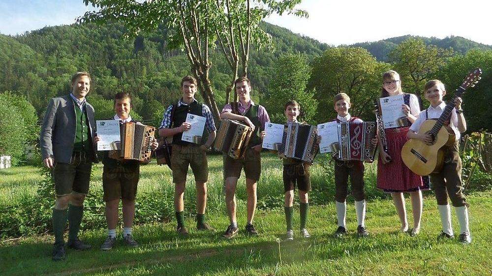 Die erfolgreichen Musikschüler der Musikschule Eisenerz aus der Klasse des frischgebackenen Direktors Christian Hartl