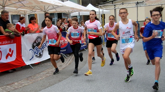 Anstatt des traditionellen Bergmarathons über 44 Kilometer und 1800 Höhenmeter wurde heuer in Kainach bei Voitsberg ein wesentlich kürzerer Berglauf abgehalten. Der Veranstalterclub TUS Kainach mit Obmann Gottfried Schmid hatte dafür Streckenlängen zwischen 200 Meter für die ganz Kleinen und 8550 Meter und immerhin 300 Höhenmeter rund um Kainach ausgesucht.