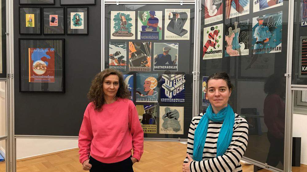 Anette Rainer und Franziska Schurig haben die Ausstellung mit den Grazer Plakaten kuratiert