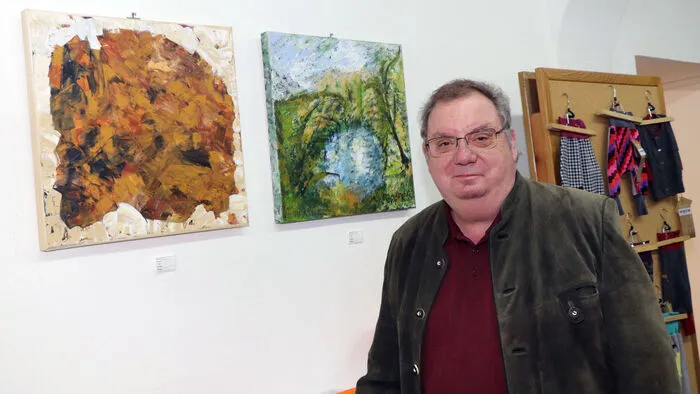Neben dem Kunstraum-Obmann Manfred Zöhrer (am Foto), stellen noch Ute, Florian und Heiner Korell, Maria Kemperle, Sieglinde Mader, Eva-Maria Walcher (Keramik), Hans Egger, Reinhard Bürger, Angelika Unterberger  und Franz Unterberger (Fotos) bis 30. März 2019 ihre Kunstwerke unter dem Motto: "Kopfüber - Über Kopf" im KunstRaum aus.