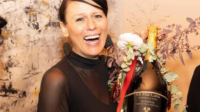 Voller Freude, die erfahrene Gastronomin Karin Leitner bei der Eröffnung ihres neuen Lokals „La mia Casa“