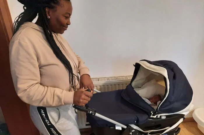 Bate Marinet Etah ist vor zwei Jahren aus Kamerun geflüchtet. Ihr kleiner Sohn Attegha Jayden Foy ist 3 Wochen alt.