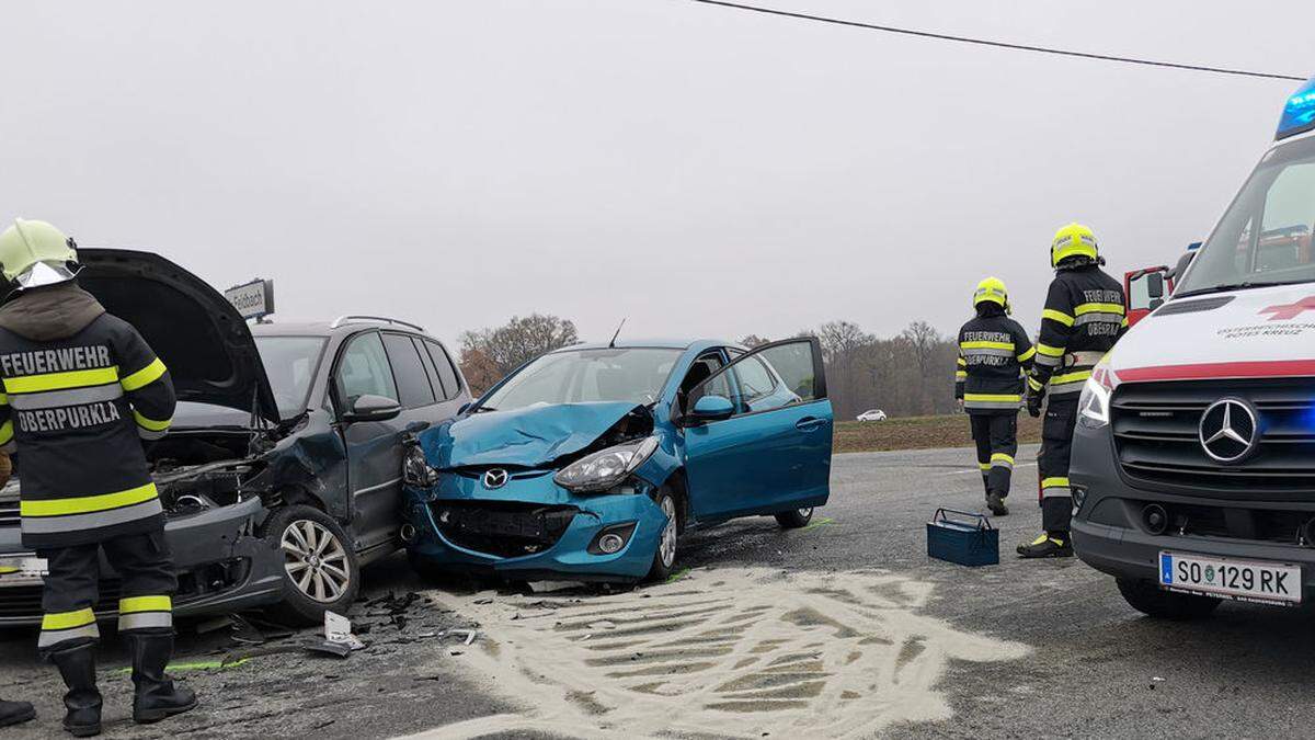 Die Autos wurden schwer beschädigt. Für die Dauer der Aufräumarbeiten wurde eine örtliche Umleitung eingerichtet