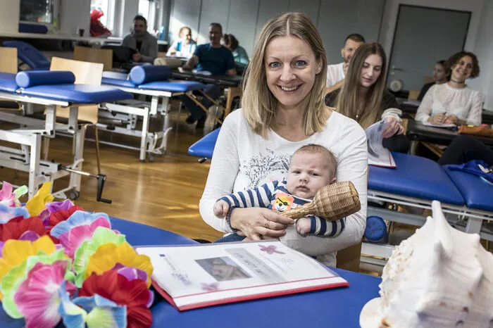 Petra Bernhardt mit Baby Samuel. Bernhardt wurde im ersten Ausbildungsjahrgang schwanger. "Im zweiten Jahr bekam ich die Möglichkeit, meinen Sohn mitzunehmen." Ihr Unterricht ist vor allem Abends. "Ich bin sehr froh, dass ich mein Baby mitnehmen darf." 