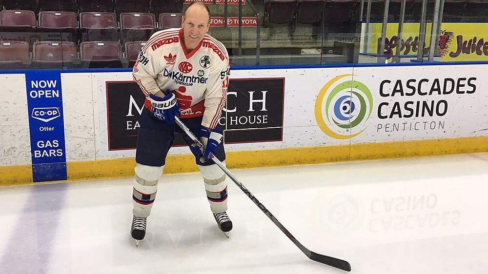 Sein altes KAC-Trikot trägt Eishockey-Legende Eddie Lebler noch immer voller Stolz