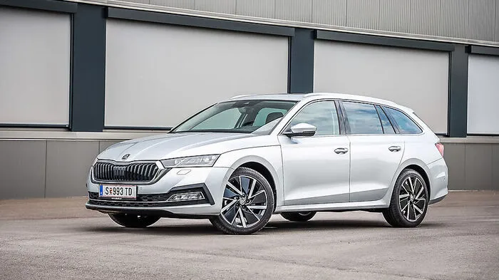 Der Spitzenreiter. Auch Cheftester Walter Röhrl war vom neuen Škoda Octavia hingerissen – in Österreich ist das Auto die Nummer eins. Als Diesel, Benziner, Plug-in-Hybrid erhältlich. Überhaupt: Škoda hatte eine beeindruckende Performance, bestes Beispiel: das kompakte SUV Kamiq - hier im Test von Walter Röhrl.