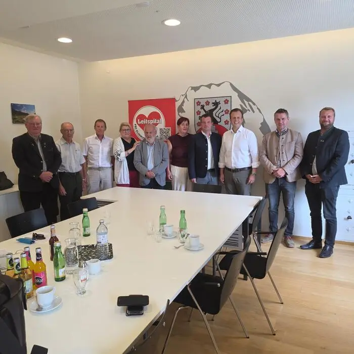 Im Juli kam es zu einem Treffen zwischen Gesundheitslandesrat Karlheinz Kornhäusl und dem Verein „Pro Klinikum Stainach“ sowie Bürgermeistern aus der Region