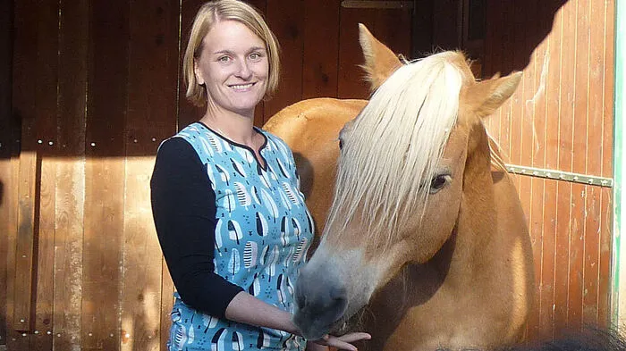 Psychologin Michaela Magg mit ihrem Assistenten "Ammerlord"