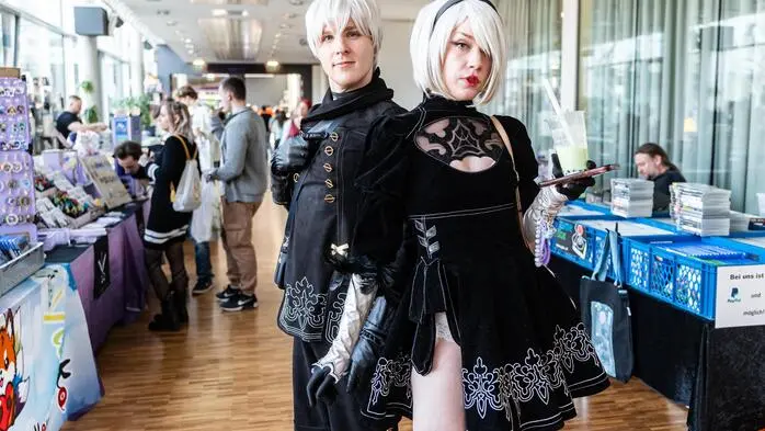 Die Charaktere 2B und 9S aus dem Videospiel Nier Automata