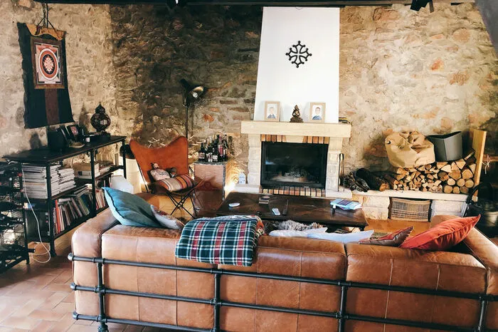Das Haus bietet Wohnzimmer, Küche, zwei Arbeitsbereiche, die in einer Art Mezzanin untergebracht sind, Schlafzimmer sowie zwei Bäder.