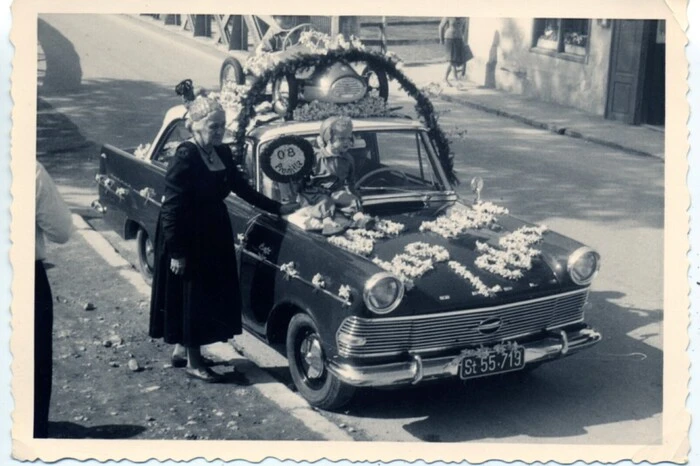 Eine Art Autoweihe, bei der die Fahrzeuge ein Sträußchen Narzisse an den Antennen angebracht waren.