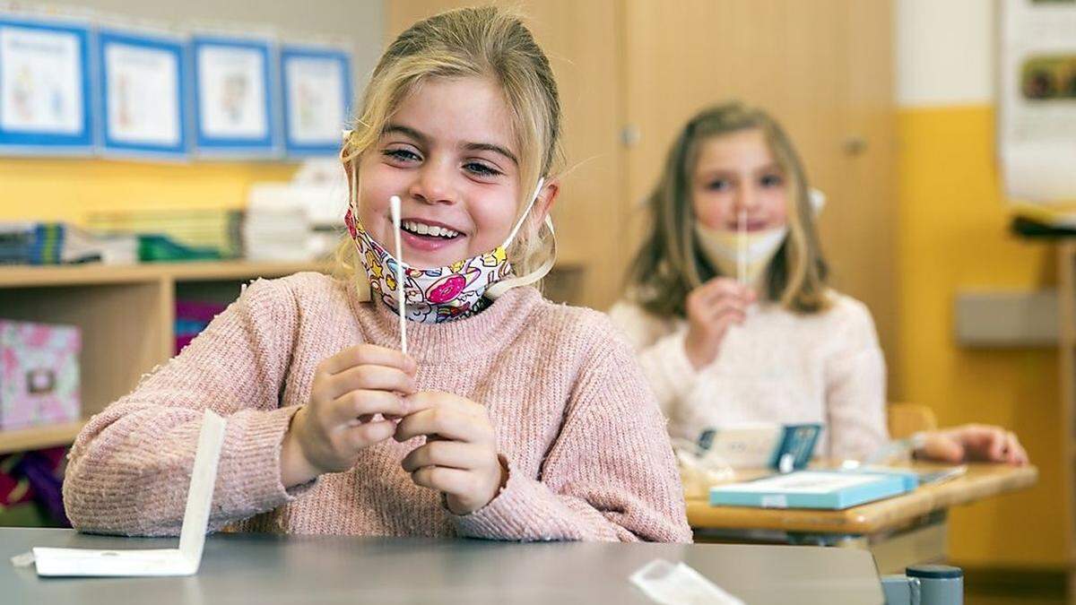 Marie, die den Selbsttest in einem Video auf der Schulhomepage erklärt, beim &quot;Nasenbohrertest&quot; am Montag an der Volksschule Krumpendorf