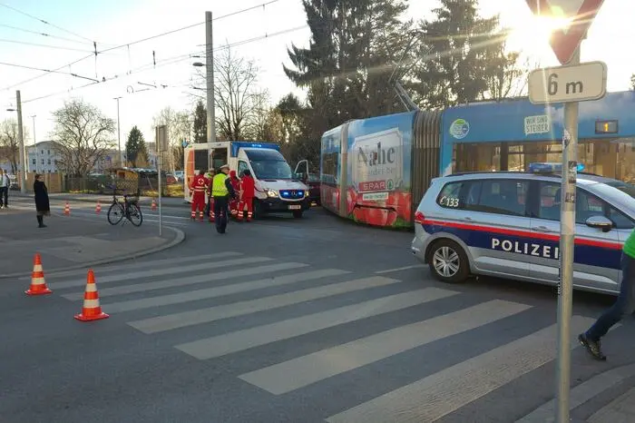 Zwei Insassen des Autos sowie ein Fahrgast wurden vom Roten Kreuz versorgt