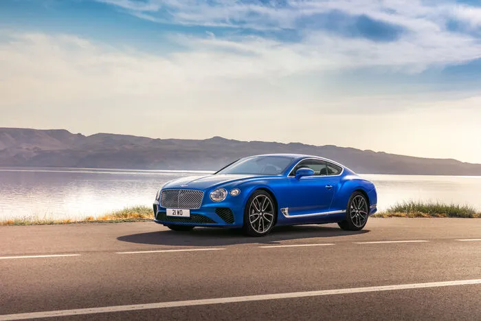 Es verwaltet 635 PS und 900 Newtonmeter maximales Drehmoment, die den Continental GT in 3,7 Sekunden von 0 auf 100 km/h katapultieren – weshalb auch eine Launch-Control an Bord ist. Die Höchstgeschwindigkeit liegt bei standesgemäßen 333 km/h.
