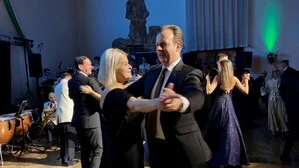 Klaudia Tanner und Karlheinz Kornhäusl beim Eröffnungswalzer