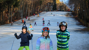Viele Kinder machen am Schildhof-Berg ihre ersten Ski- und Snowboard-Versuche