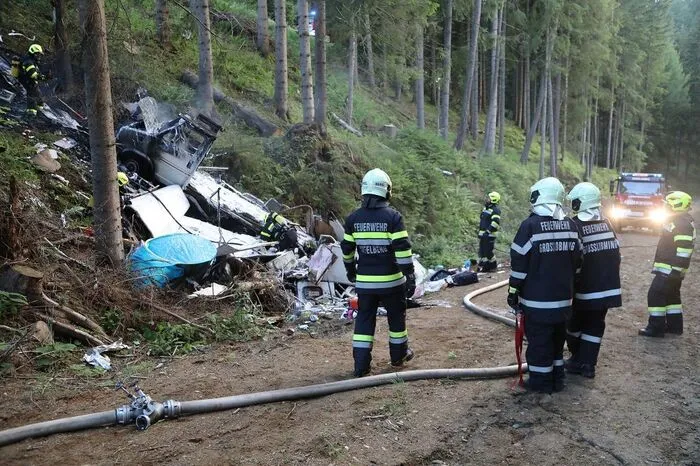 Gefährlich: Es musste eine Gasflasche aus dem Campingbus geborgen werden, der Brand drohte auf den angrenzenden Wald überzugreifen