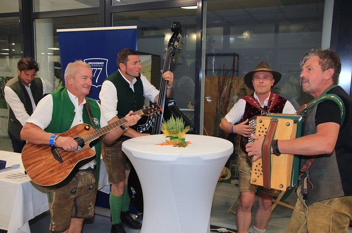 Für den passenden musikalischen Rahmen sorgten die „Durcheinander“.