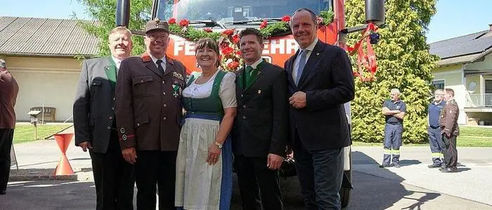 Im Rahmen des Feuerwehrfrühschoppens wurde das neue Hilfeleistungsfahrzeug von den Ehrengästen der FF Takern offiziell in den Dienst gestellt.