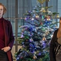 Anti-Weihnachtsfans ermitteln vor dem geschmückten Baum: Luise Wolfram und Jasna Fritzi Bauer