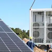 Wohin mit dem Strom aus Sonnenenergie und Windkraft? Batteriespeicher-Module, wie hier im Bild, können Abhilfe schaffen