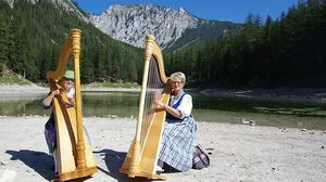 Das "Kühlerer Harfenduo" war eine der rund 20 Gruppen, die rund um den See aufspielten