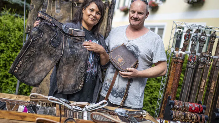 Peter und Samantha Kronig von der "Kronig Ledermanufaktur" in Villach sind seit Jahren beim Fischfest dabei