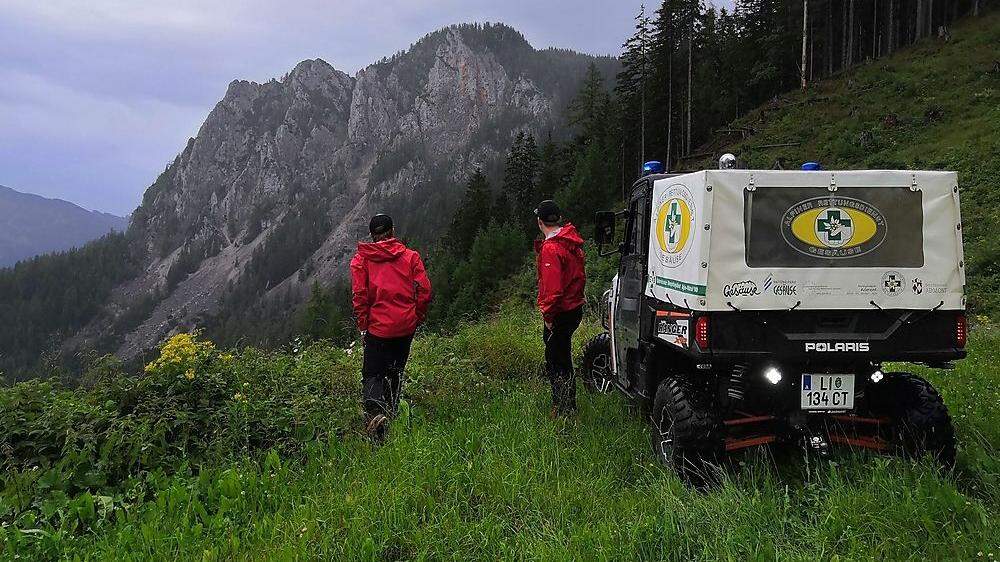 Mitglieder des Alpinen Rettungsdienstes Gesäuse im Sucheinsatz