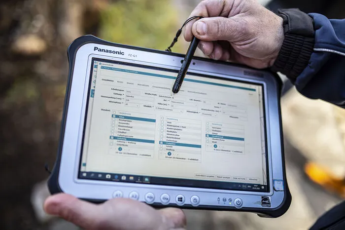 Auf dem Datenblatt werden unterschiedliche Daten erfasst. Unter anderem der Standort, Baumart, sowie Stammumfang, Höhe und Kronendurchmesser. Eingeben werden auch die zu setzenden Maßnahmen. Sie reichen von der Entfernung des Totholzes bis zur Fällung.