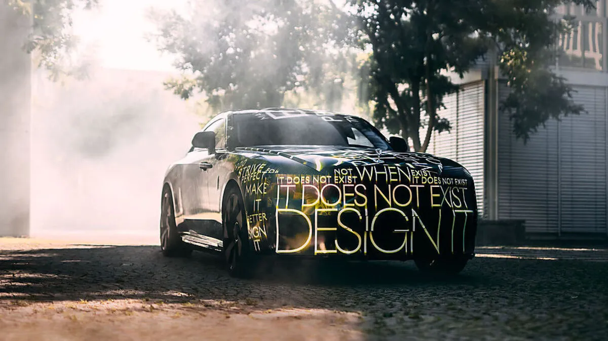 Noch ist der Rolls-Royce Spectre getarnt