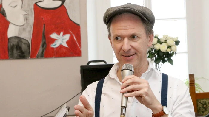 „Jazzigen Chanson-Pop“ mit der Gruppe „Autoquartett“ mit Frontman Christian Hölbling (Foto), der übrigens als Kunstfigur „Helfried“ einen hohen Bekanntheitsgrad erlangte, gab es am Sonntagnachmittag auf Schloss Albeck im oberen Gurktal zu hören. 