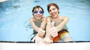 Steirische Schüler (Sujetbild) könnten 2027 in den heißen Juniwochen zum Schwimmunterricht gehen, so ein Vorstoß
