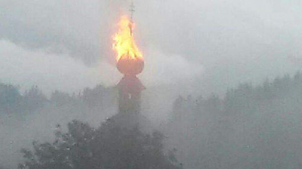 Kirchturm in Flammen