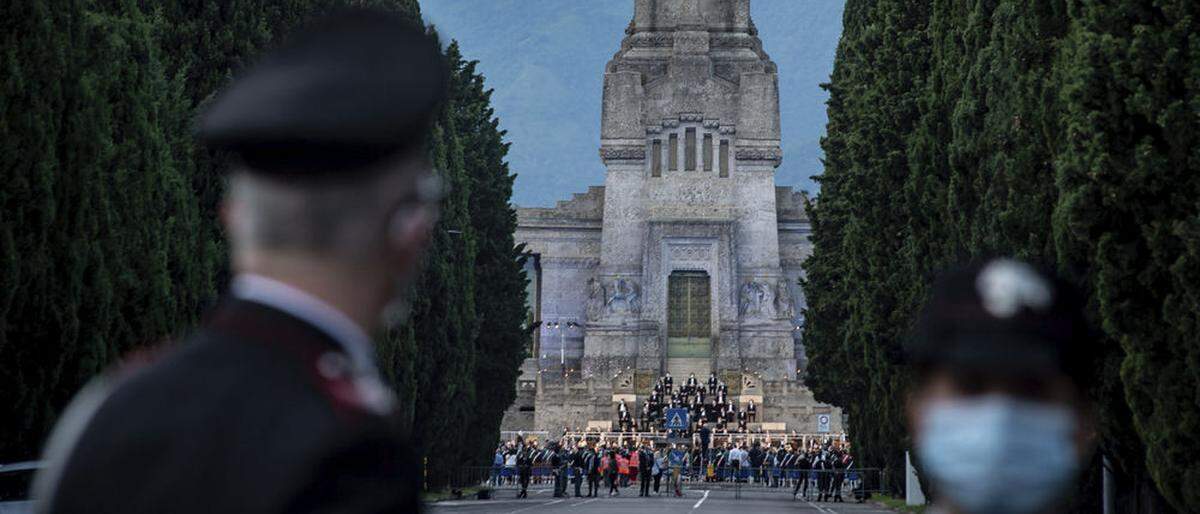Wuhan Italiens wurde Bergamo zwischenzeitlich genannt: Vor dem Friedhof in Bergamo gab es im Juni ein Requiem, an dem auch Italiens Präsident Sergio Mattarella teilnahm