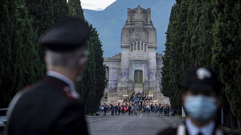 Wuhan Italiens wurde Bergamo zwischenzeitlich genannt: Vor dem Friedhof in Bergamo gab es im Juni ein Requiem, an dem auch Italiens Präsident Sergio Mattarella teilnahm