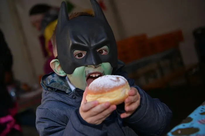 Die Jüngsten sind bereits eingetroffen und vernaschen die ersten Krapfen!