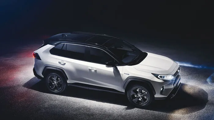 Toyota hat die fünfte Auflage des RAV4 ins Rampenlicht gestellt. Und die macht endlich Schluss mit dem Mauerblümchendesign, sondern offenbart seinen abenteuerlustigen Charakter.