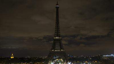 Im Dunkeln: Pariser Eiffelturm