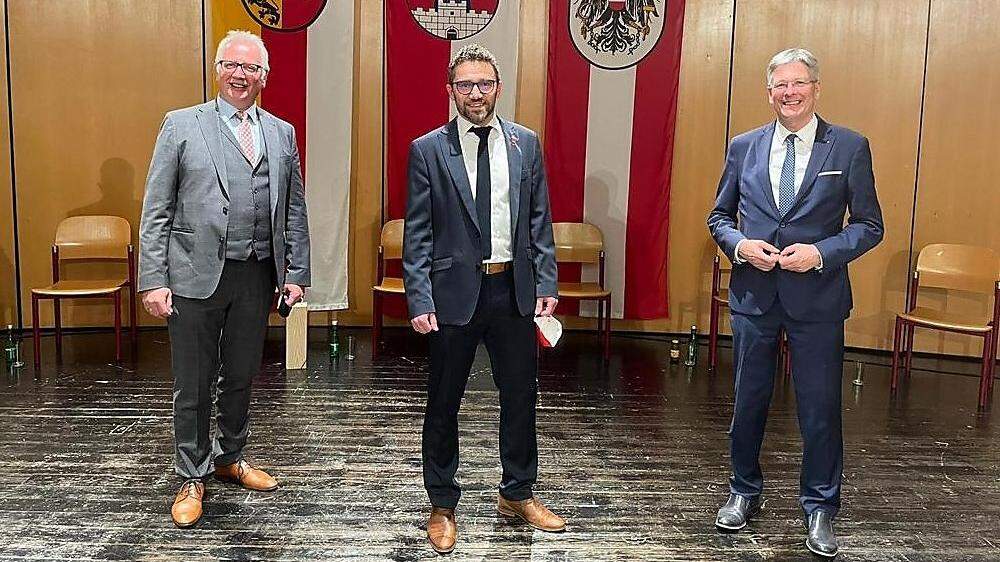 Paternion-Bürgermeister Manuel Müller (Mitte) mit Landtagspräsidenten Reinhart Rohr und Landeshauptmann Peter Kaiser