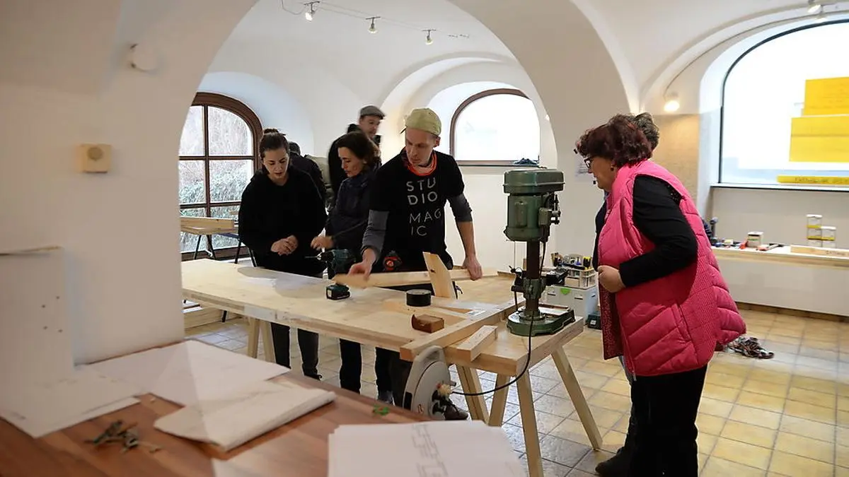 Im neuen „Kost-Nix-Laden“ in Wolfsberg wurde am Freitag fleißig gewerkelt 