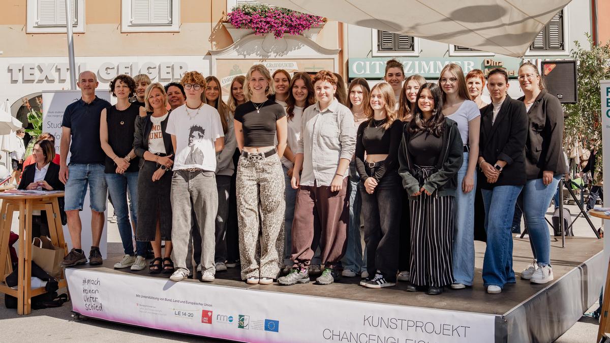 Projektgruppe sowie Künstler und Künstlerinnen mit Lehrerin Natalie Istenich vom BORG Lienz