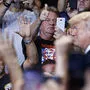 Donald Trump inmitten seiner Fans 