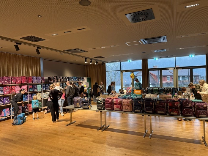 Regelmäßig organisiert die Papierecke Heschl Schultaschenausstellungen